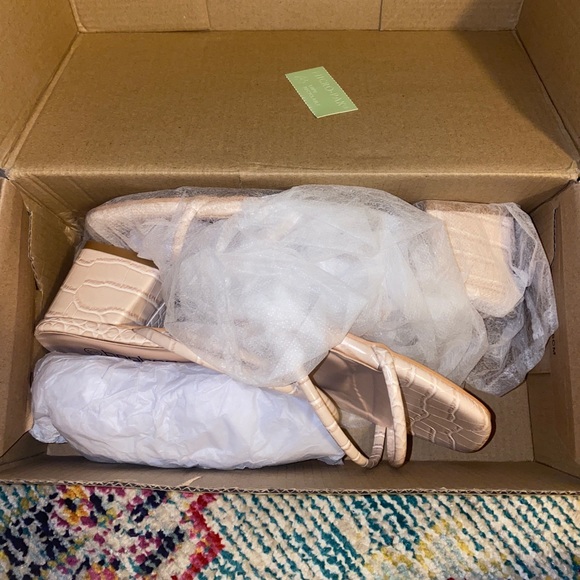 Super cute cream faux crocodile mules - Picture 2 of 3